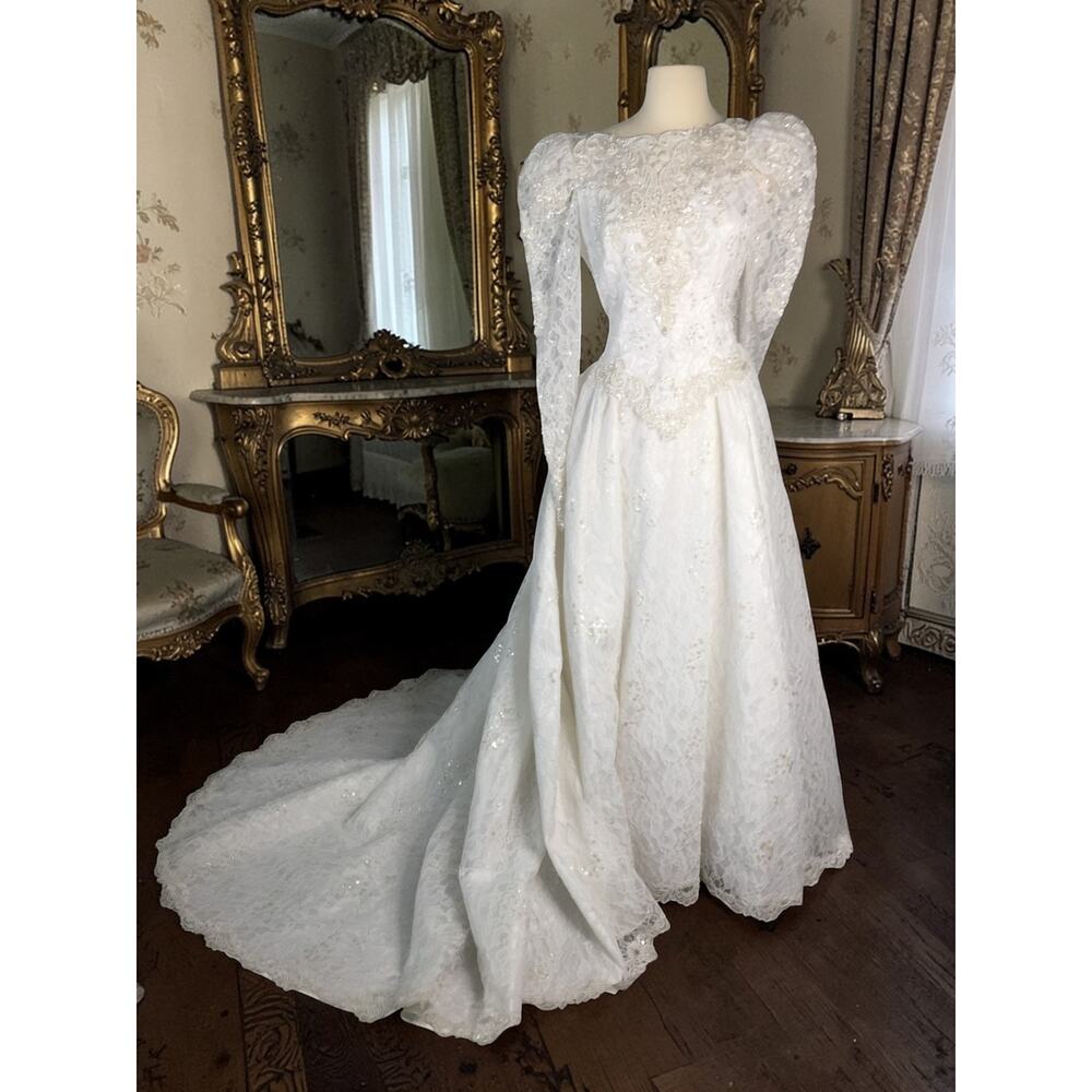Elegant Vintage Lace Wedding Gown with Embellishments Size 10